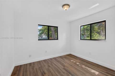 House in Hollywood, Florida 4 bedrooms, 123.93 sq.m. № 2411971 - photo 28