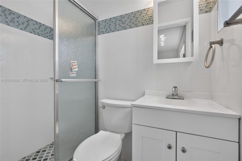 House in Hollywood, Florida 4 bedrooms, 123.93 sq.m. № 2411971 - photo 25