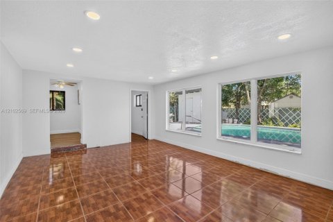 House in Hollywood, Florida 4 bedrooms, 123.93 sq.m. № 2411971 - photo 21