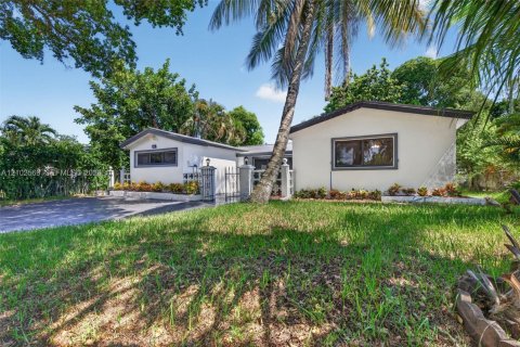 House in Hollywood, Florida 4 bedrooms, 123.93 sq.m. № 2411971 - photo 2