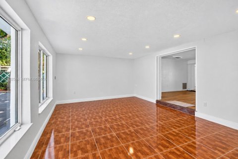 House in Hollywood, Florida 4 bedrooms, 123.93 sq.m. № 2411971 - photo 22
