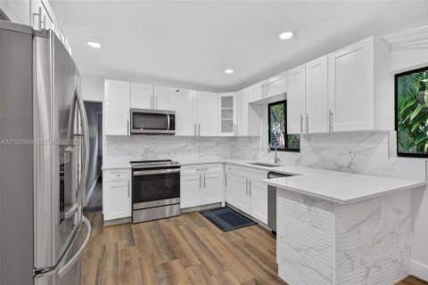 House in Hollywood, Florida 4 bedrooms, 123.93 sq.m. № 2411971 - photo 15