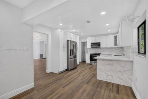 House in Hollywood, Florida 4 bedrooms, 123.93 sq.m. № 2411971 - photo 14