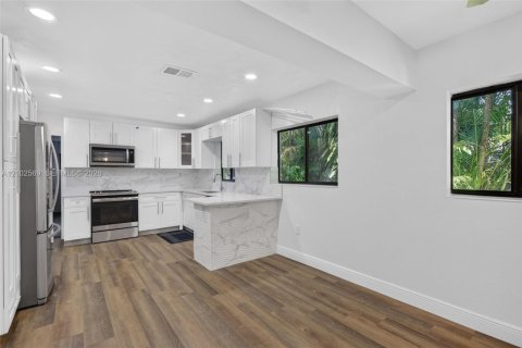 House in Hollywood, Florida 4 bedrooms, 123.93 sq.m. № 2411971 - photo 10