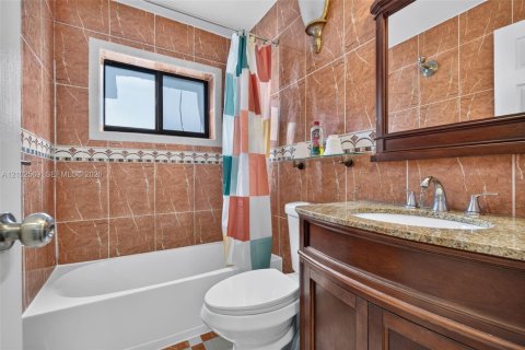 House in Hollywood, Florida 4 bedrooms, 123.93 sq.m. № 2411971 - photo 24