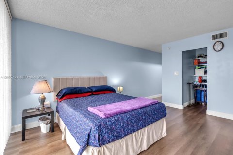 Condo in Lauderhill, Florida, 1 bedroom  № 2393040 - photo 10