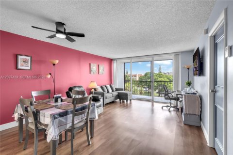 Condo in Lauderhill, Florida, 1 bedroom  № 2393040 - photo 2