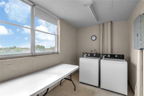 Condo in Lauderhill, Florida, 1 bedroom  № 2393040 - photo 16