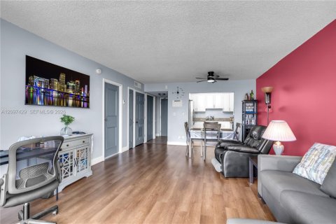 Condo in Lauderhill, Florida, 1 bedroom  № 2393040 - photo 4