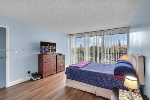Condo in Lauderhill, Florida, 1 bedroom  № 2393040 - photo 9