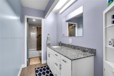 Condo in Lauderhill, Florida, 1 bedroom  № 2393040 - photo 11