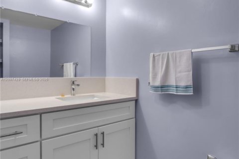 Condo in Lauderhill, Florida, 1 bedroom  № 2393040 - photo 14