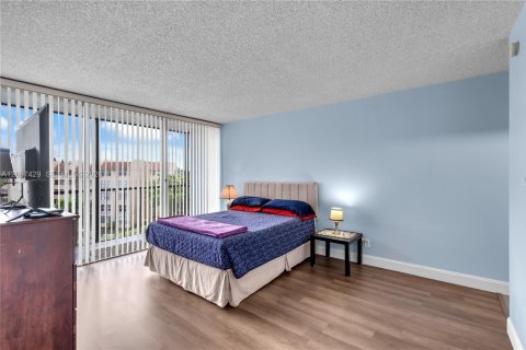 Condo in Lauderhill, Florida, 1 bedroom  № 2393040 - photo 8