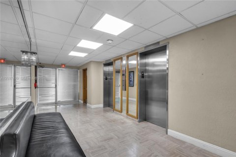 Condo in Lauderhill, Florida, 1 bedroom  № 2393040 - photo 17