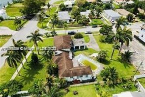 Villa ou maison à vendre à Miami, Floride: 4 chambres, 268.86 m2 № 1947701 - photo 11