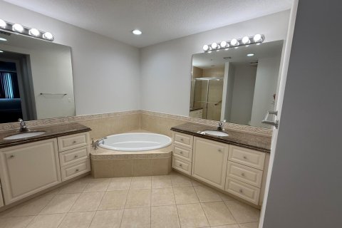 Condo in St. Lucie, Florida, 2 bedrooms № 2183057 - photo 10