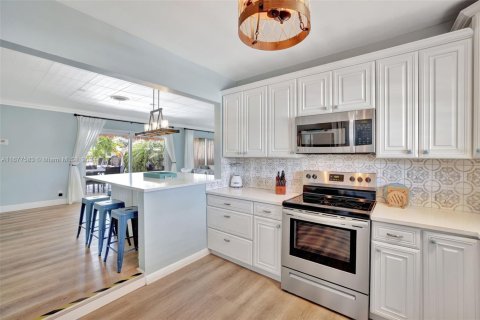 House in Pompano Beach, Florida 4 bedrooms, 179.67 sq.m. № 1709626 - photo 12
