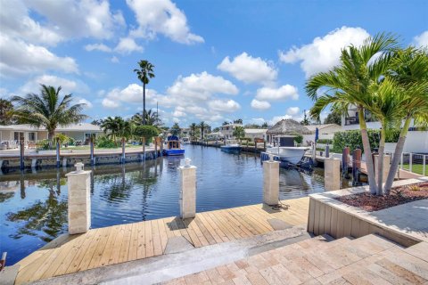 House in Pompano Beach, Florida 4 bedrooms, 179.67 sq.m. № 1709626 - photo 2