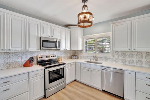 House in Pompano Beach, Florida 4 bedrooms, 179.67 sq.m. № 1709626 - photo 9
