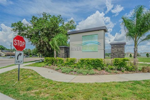House in Temple Terrace, Florida 5 bedrooms, 248.42 sq.m. № 2157390 - photo 3