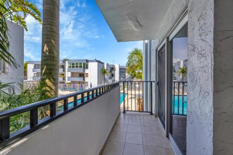 Condo in Miami, Florida, 2 bedrooms  № 1768782 - photo 14