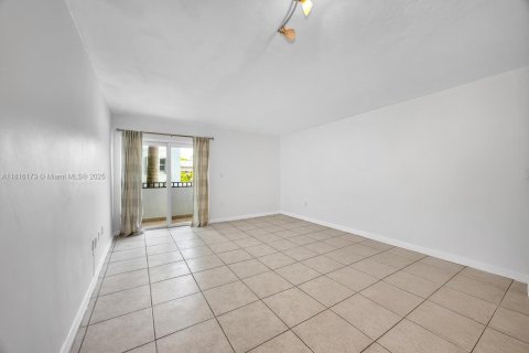 Condo in Miami, Florida, 2 bedrooms  № 1768782 - photo 7
