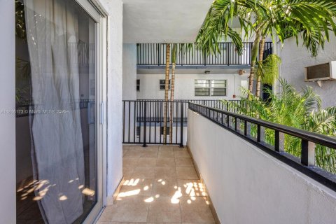 Condo in Miami, Florida, 2 bedrooms  № 1768782 - photo 11
