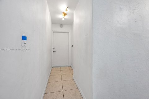 Condo in Miami, Florida, 2 bedrooms  № 1768782 - photo 3