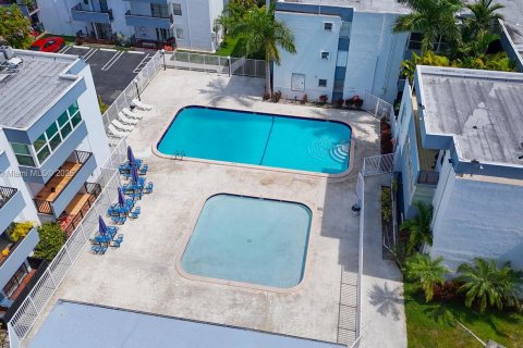 Condo in Miami, Florida, 2 bedrooms  № 1768782 - photo 12