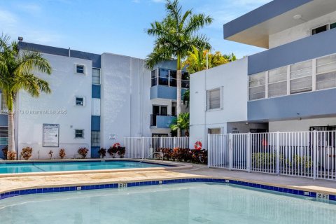 Condo in Miami, Florida, 2 bedrooms  № 1768782 - photo 25