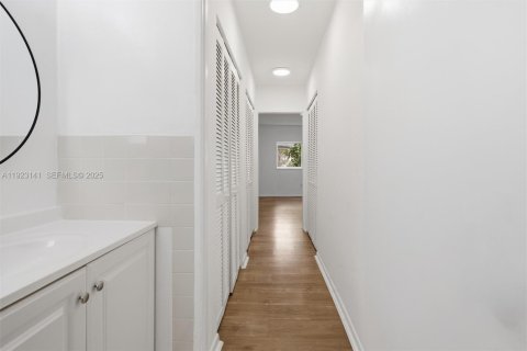 Commercial property in Miami, Florida 246.93 sq.m. № 1976825 - photo 27