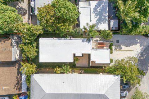 Commercial property in Miami, Florida 246.93 sq.m. № 1976825 - photo 4