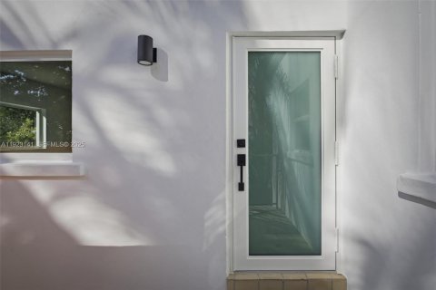 Commercial property in Miami, Florida 246.93 sq.m. № 1976825 - photo 8