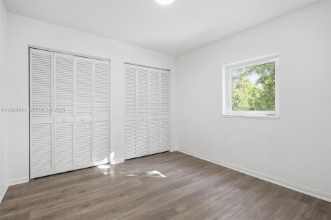 Commercial property in Miami, Florida 246.93 sq.m. № 1976825 - photo 30