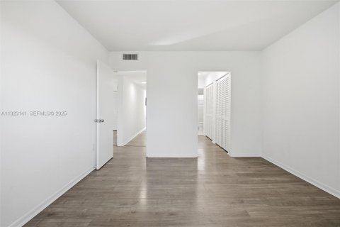 Commercial property in Miami, Florida 246.93 sq.m. № 1976825 - photo 23