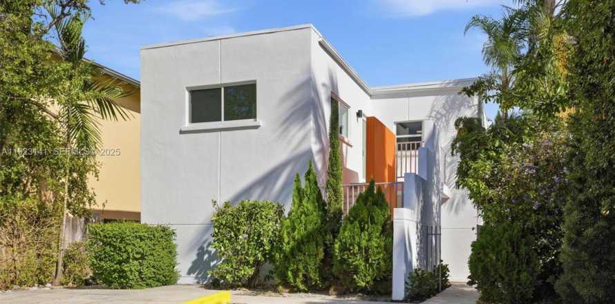 Commercial property in Miami, Florida 246.93 sq.m. № 1976825