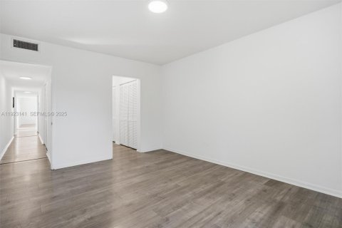 Commercial property in Miami, Florida 246.93 sq.m. № 1976825 - photo 22