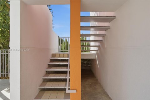 Commercial property in Miami, Florida 246.93 sq.m. № 1976825 - photo 7