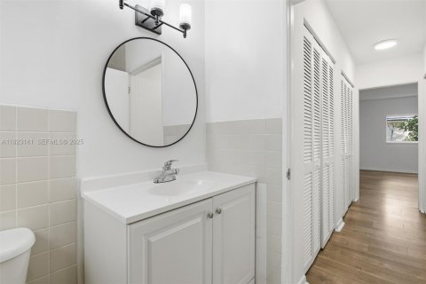 Commercial property in Miami, Florida 246.93 sq.m. № 1976825 - photo 26