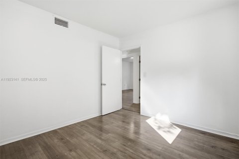 Commercial property in Miami, Florida 246.93 sq.m. № 1976825 - photo 29