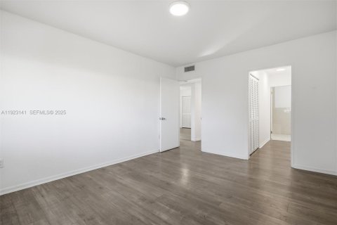 Commercial property in Miami, Florida 246.93 sq.m. № 1976825 - photo 24