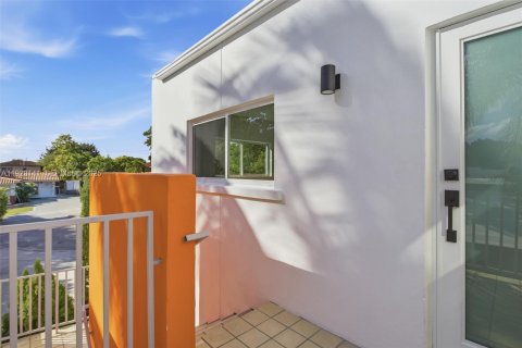 Commercial property in Miami, Florida 246.93 sq.m. № 1976825 - photo 10