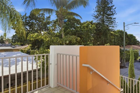 Commercial property in Miami, Florida 246.93 sq.m. № 1976825 - photo 9