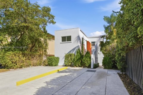 Commercial property in Miami, Florida 246.93 sq.m. № 1976825 - photo 2