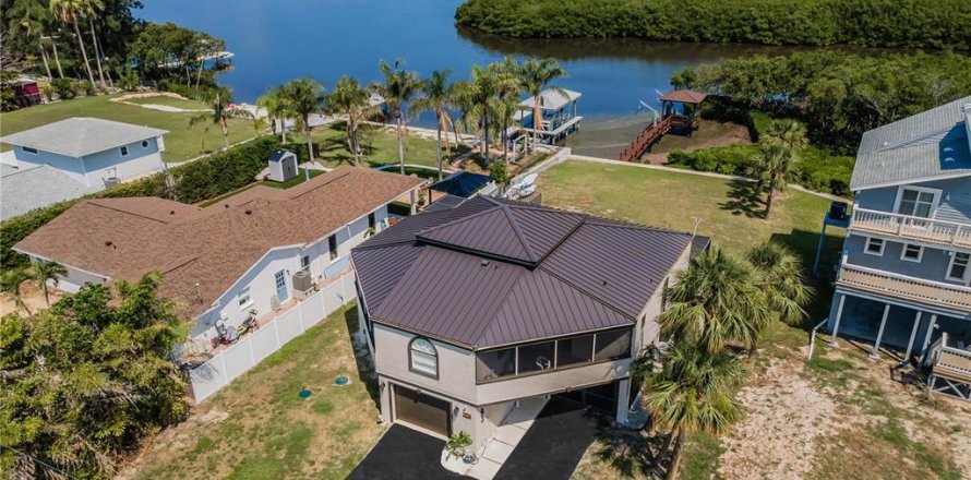 House in Tarpon Springs, Florida 3 bedrooms, 148.64 sq.m. № 1750223