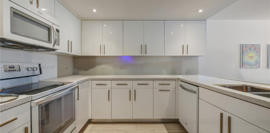 Кондоминиум с 2 спальнями в Майами, Флорида № 2054554