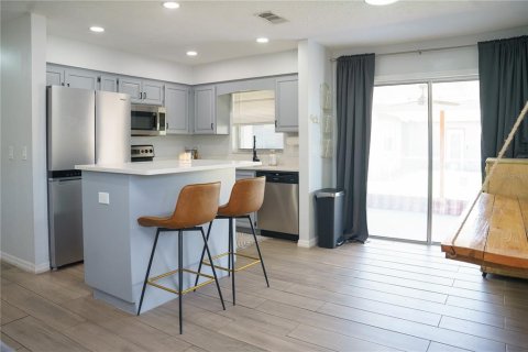 House in Tampa, Florida 3 bedrooms, 109.62 sq.m. № 2151365 - photo 6