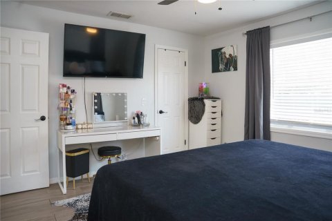 House in Tampa, Florida 3 bedrooms, 109.62 sq.m. № 2151365 - photo 25