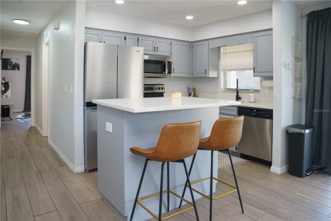House in Tampa, Florida 3 bedrooms, 109.62 sq.m. № 2151365 - photo 4