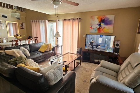 Снять в аренду таунхаус в Санрайз, Флорида 3 спальни, 123.56м2, № 1951332 - фото 2